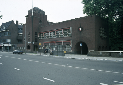 117653 Gezicht op het politiebureau Tolsteeg (Tolsteegbrug 1) te Utrecht.